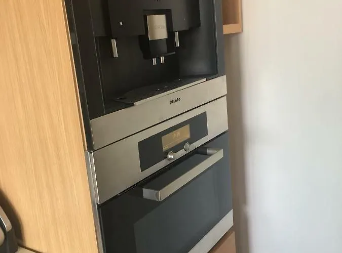 Large Eiffel Tower Lacoste アパート